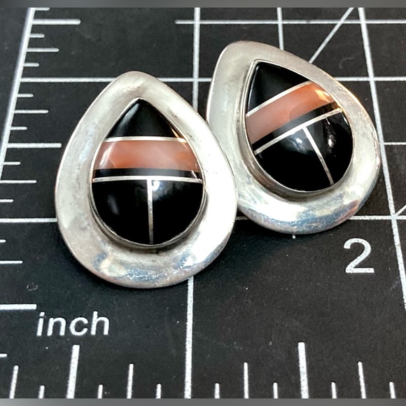Vintage Native American Sterling Silver Coral And Onyx Inlay Post Earrings - Picture 11 of 16